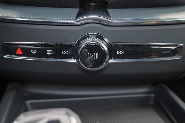 Volvo XC60 T8 Recharge AWD Plus Black Edition - Luchtvering - Panorama/schuifdak - IntelliSafe Assist & Surround - 360º Camera - Harman/Kardon audio - Adaptieve LED koplampen - Verwarmde voorstoelen, stuur & achterbank - Parkeersensoren voor & achter - Elektr. bedie