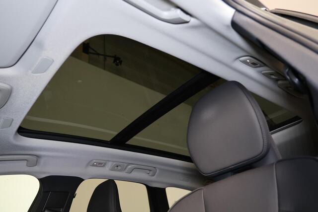 Volvo XC60 T6 Recharge AWD Plus Bright - Panorama/schuifdak - IntelliSafe Assist & Surround - 360º Camera - Harman/Kardon audio - Adaptieve LED koplampen - Verwarmde voorstoelen, stuur & achterbank - Parkeersensoren voor & achter - Elektr. bedienb. voorstoelen met g