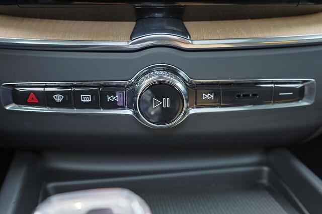 Volvo XC60 T6 Recharge AWD Plus Bright - Panorama/schuifdak - IntelliSafe Assist & Surround - 360º Camera - Harman/Kardon audio - Adaptieve LED koplampen - Verwarmde voorstoelen, stuur & achterbank - Parkeersensoren voor & achter - Elektr. bedienb. voorstoelen met g
