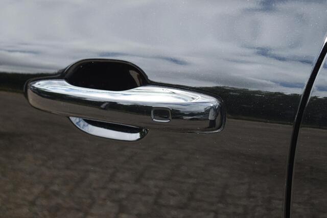 Volvo XC60 T6 Plug-in hybrid AWD Plus Dark | Head Up Display | 360 Graden Camera | Panoramisch Schuif-/Kanteldak | All Season banden | Google Navigatie | Semi Elektrische Trekhaak | Adaptieve Cruise Control | BLIS |