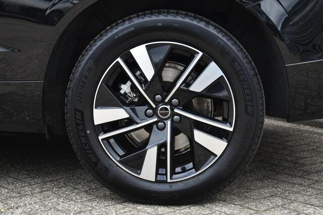 Volvo XC60 T6 Plug-in hybrid AWD Plus Dark | Head Up Display | 360 Graden Camera | Panoramisch Schuif-/Kanteldak | All Season banden | Google Navigatie | Semi Elektrische Trekhaak | Adaptieve Cruise Control | BLIS |