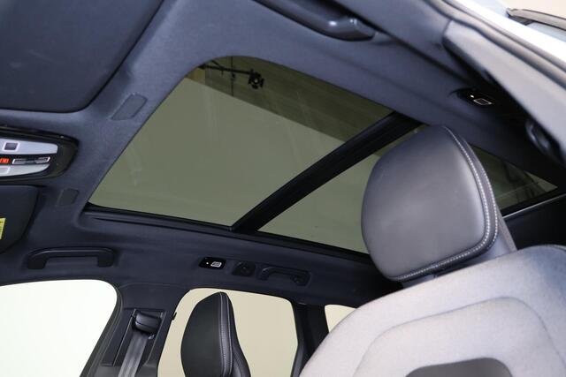 Volvo XC60 T8 Recharge AWD Plus Black Edition - Panorama/schuifdak - IntelliSafe Assist & Surround - 360º Camera - Harman/Kardon audio - Adaptieve LED koplampen - Verwarmde voorstoelen, stuur & achterbank - Parkeersensoren voor & achter - Elektr. bedienb. voorstoele