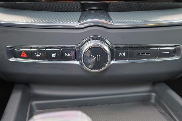 Volvo XC60 T8 Recharge AWD Plus Black Edition - Panorama/schuifdak - IntelliSafe Assist & Surround - 360º Camera - Harman/Kardon audio - Adaptieve LED koplampen - Verwarmde voorstoelen, stuur & achterbank - Parkeersensoren voor & achter - Elektr. bedienb. voorstoele