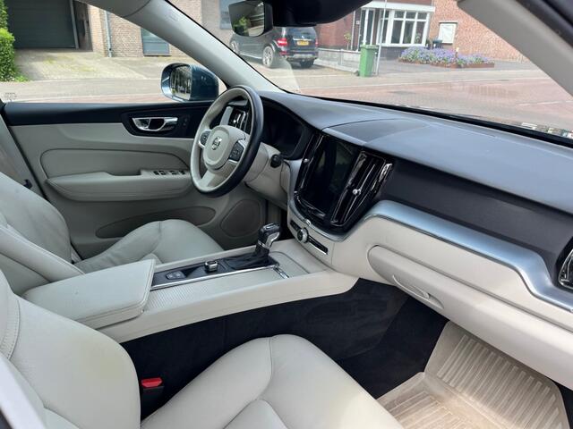 Volvo XC60 2.0 T5 MOMENTUM 250PK AUTOMAAT / CARPLAY / DAB / ELEK. TREKHAAK / LED / STOELVERW. / 18'' LM-VELGEN