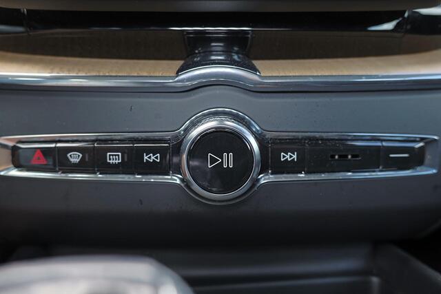 Volvo XC60 T6 Recharge AWD Plus Dark - Panorama/schuifdak - IntelliSafe Assist & Surround - 360º Camera - Harman/Kardon audio - Verwarmde voorstoelen, stuur & achterbank - Parkeersensoren voor & achter - Head up display - Draadloze tel. lader - Inklapbare trekhaak -