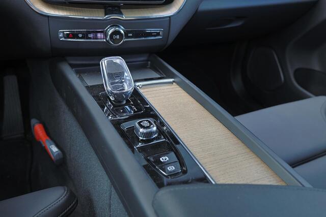Volvo XC60 T6 Recharge AWD Plus Dark - Panorama/schuifdak - IntelliSafe Assist & Surround - 360º Camera - Harman/Kardon audio - Verwarmde voorstoelen, stuur & achterbank - Parkeersensoren voor & achter - Head up display - Draadloze tel. lader - Inklapbare trekhaak -
