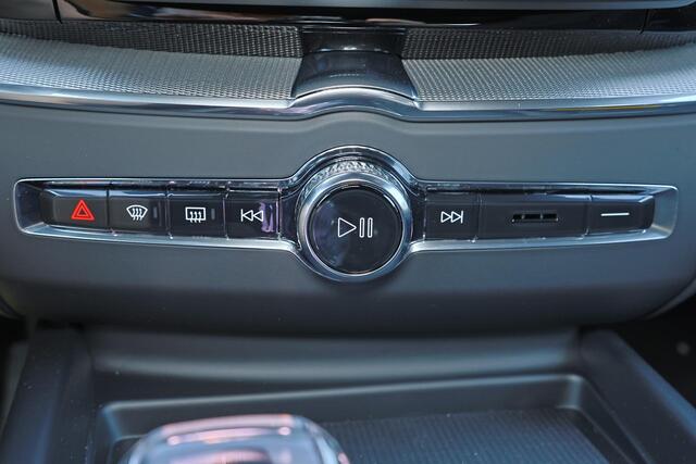 Volvo XC60 T6 Recharge AWD Plus Black Edition - IntelliSafe Assist & Surround - Harman/Kardon audio - Parkeercamera achter - Verwarmde voorstoelen, stuur & achterbank - Parkeersensoren voor & achter - Elektr. bedienb. voorstoelen met geheugen - Draadloze tel. lader