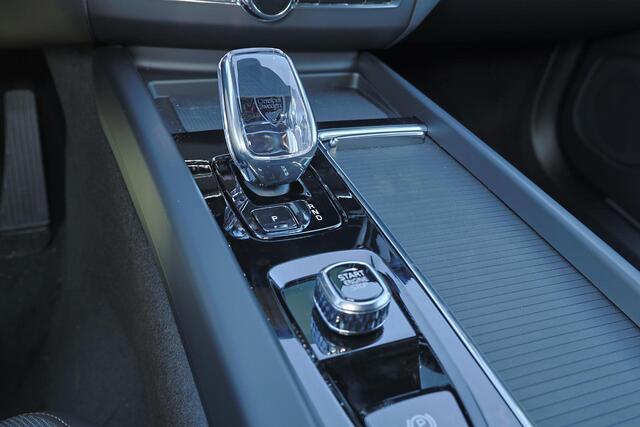 Volvo XC60 T6 Recharge AWD Plus Black Edition - IntelliSafe Assist & Surround - Harman/Kardon audio - Parkeercamera achter - Verwarmde voorstoelen, stuur & achterbank - Parkeersensoren voor & achter - Elektr. bedienb. voorstoelen met geheugen - Draadloze tel. lader