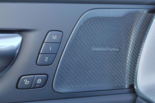 Volvo XC60 T6 Recharge AWD Plus Black Edition - IntelliSafe Assist & Surround - Harman/Kardon audio - Parkeercamera achter - Verwarmde voorstoelen, stuur & achterbank - Parkeersensoren voor & achter - Elektr. bedienb. voorstoelen met geheugen - Draadloze tel. lader