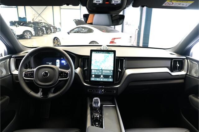 Volvo XC60 2.0 T8 AWD 335kW/456pk Aut8 MJ2026 Plug-in Ultra Black Exec. LUCHTVERING + BOWERS&WILKINS + PANORAMADAK + EL.TREKHAAK + HEAD-UP + PILOT ASSIST + STOELMASSAGE + V&A STOEL-&STUURVERWARMING + STOELVENTILATIE + 360 CAMERA + 21" LM-VELGEN!