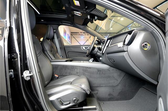 Volvo XC60 2.0 T8 AWD 335kW/456pk Aut8 MJ2026 Plug-in Ultra Black Exec. LUCHTVERING + BOWERS&WILKINS + PANORAMADAK + EL.TREKHAAK + HEAD-UP + PILOT ASSIST + STOELMASSAGE + V&A STOEL-&STUURVERWARMING + STOELVENTILATIE + 360 CAMERA + 21" LM-VELGEN!