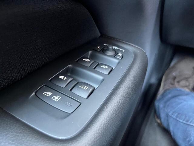 Volvo XC60 2.0 T4 190PK Momentum APPLE Carply/STOELVERWARMING/DEALER AUTO