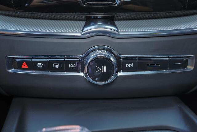 Volvo XC60 T6 Recharge AWD Plus Black Edition - Panorama/schuifdak - IntelliSafe Assist & Surround - 360º Camera - Harman/Kardon audio - Adaptieve LED koplampen - Verwarmde voorstoelen, stuur & achterbank - Parkeersensoren voor & achter - Elektr. bedienb. voorstoele