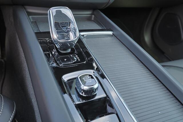 Volvo XC60 T8 Recharge AWD Plus Black Edition - IntelliSafe Assist & Surround - 360º Camera - Harman/Kardon audio - Adaptieve LED koplampen - Verwarmde voorstoelen, stuur & achterbank - Parkeersensoren voor & achter - Elektr. bedienb. voorstoelen met geheugen - Draa