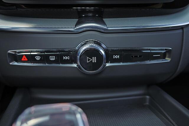 Volvo XC60 T6 Recharge AWD Plus Black Edition - Panorama/schuifdak - IntelliSafe Assist & Surround - 360º Camera - Harman/Kardon audio - Adaptieve LED koplampen - Verwarmde voorstoelen, stuur & achterbank - Parkeersensoren voor & achter - Elektr. bedienb. voorstoele