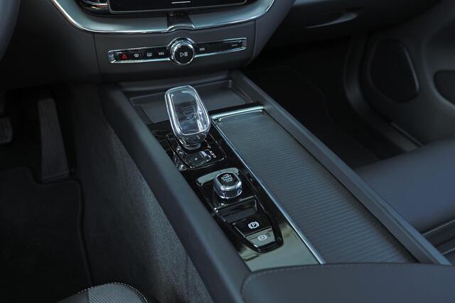 Volvo XC60 T6 Recharge AWD Plus Black Edition - Panorama/schuifdak - IntelliSafe Assist & Surround - 360º Camera - Harman/Kardon audio - Adaptieve LED koplampen - Verwarmde voorstoelen, stuur & achterbank - Parkeersensoren voor & achter - Elektr. bedienb. voorstoele