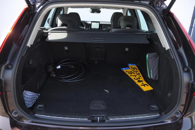 Volvo XC60 T6 350PK Automaat AWD Plus Dark / Trekhaak / BLIS / Adaptieve cruise control / Panoramadak / Apple carplay / Parkeersensoren met camera / Elektrische achterklep / Elektrische stoelen met geheugen / Stoel en stuurwielverwarming