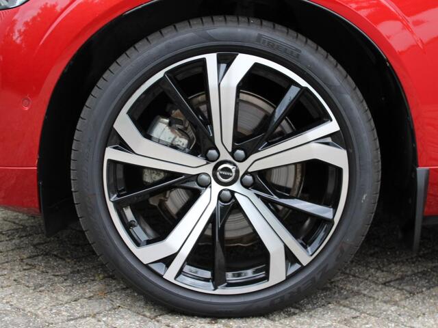 Volvo XC60 2.0 T8 Plug-in hybrid AWD Ultra Dark Automaat / Luchtvering Bowers & Wilkins / Trekhaak / Panoramadak / 21"velgen / Gelaagde zijruiten / Privacy Glass
