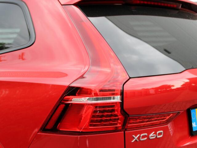 Volvo XC60 2.0 T8 Plug-in hybrid AWD Ultra Dark Automaat / Luchtvering Bowers & Wilkins / Trekhaak / Panoramadak / 21"velgen / Gelaagde zijruiten / Privacy Glass