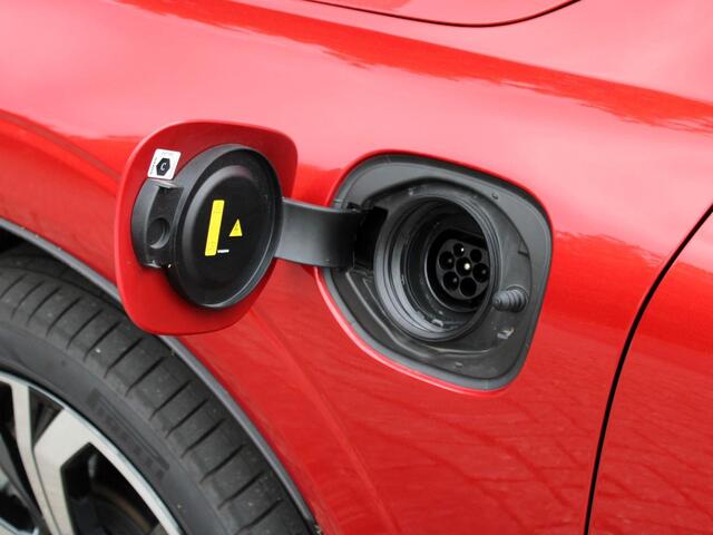 Volvo XC60 2.0 T8 Plug-in hybrid AWD Ultra Dark Automaat / Luchtvering Bowers & Wilkins / Trekhaak / Panoramadak / 21"velgen / Gelaagde zijruiten / Privacy Glass