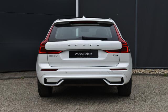 Volvo XC60 T6 Plug-in hybrid AWD Plus Dark | Allseason banden | Panoramadak | Trekhaak | 360 graden camera | Verwarmbare voorstoelen en achterbank | Head up display | Stoel-/Stuurwiel verwarming | Premium audio by Harman Kardon