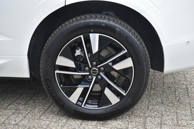 Volvo XC60 T6 Plug-in hybrid AWD Plus Dark | Allseason banden | Panoramadak | Trekhaak | 360 graden camera | Verwarmbare voorstoelen en achterbank | Head up display | Stoel-/Stuurwiel verwarming | Premium audio by Harman Kardon