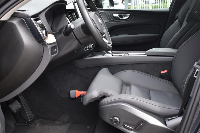 Volvo XC60 2.0 T6 Plug-in hybrid AWD Ultra Dark Allseason banden | Trekhaak | Headup display | Panoramadak\schuifdak | Stoel en stuurwarming | Elektrisch verstelbare stoelen met geheugen |