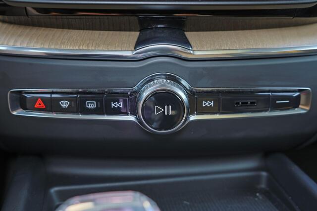 Volvo XC60 T6 Recharge AWD Plus Bright - Panorama/schuifdak - IntelliSafe Assist & Surround - 360º Camera - Harman/Kardon audio - Adaptieve LED koplampen - Verwarmde voorstoelen, stuur & achterbank - Parkeersensoren voor & achter - Elektr. bedienb. voorstoelen met g