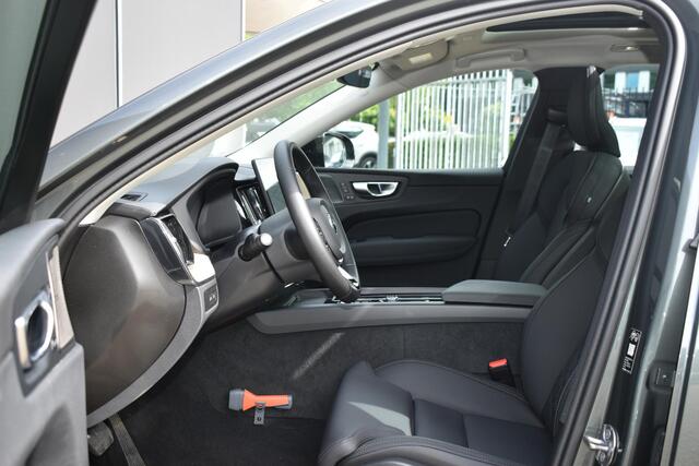 Volvo XC60 T6 Plug-in hybrid AWD Ultra Dark | Trekhaak | Panoramadak | Head up display | 360 graden camera | Verwarmbare voorstoelen stuurwiel en achterbank | Premium audio by Harman Kardon |