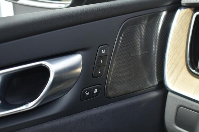 Volvo XC60 T6 Plug-in hybrid AWD Ultra Dark | Trekhaak | Panoramadak | Head up display | 360 graden camera | Verwarmbare voorstoelen stuurwiel en achterbank | Premium audio by Harman Kardon |