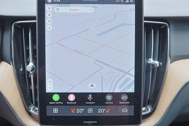 Volvo XC60 T6 Recharge AWD Plus Bright - Panorama/schuifdak - IntelliSafe Assist & Surround - 360º Camera - Harman/Kardon audio - Adaptieve LED koplampen - Verwarmde voorstoelen, stuur & achterbank - Parkeersensoren voor & achter - Elektr. bedienb. voorstoelen met g
