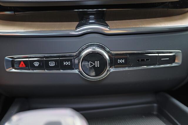 Volvo XC60 T6 Recharge AWD Plus Bright - Panorama/schuifdak - IntelliSafe Assist & Surround - 360º Camera - Harman/Kardon audio - Adaptieve LED koplampen - Verwarmde voorstoelen, stuur & achterbank - Parkeersensoren voor & achter - Elektr. bedienb. voorstoelen met g