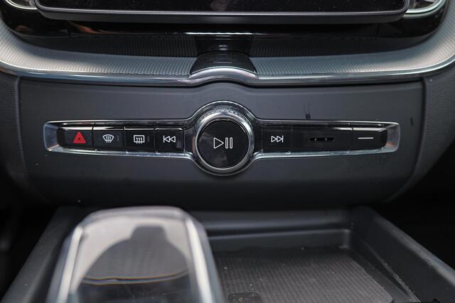 Volvo XC60 T8 Recharge AWD Plus Black Edition - Panorama/schuifdak - IntelliSafe Assist & Surround - 360º Camera - Harman/Kardon audio - Adaptieve LED koplampen - Verwarmde voorstoelen, stuur & achterbank - Parkeersensoren voor & achter - Elektr. bedienb. voorstoele