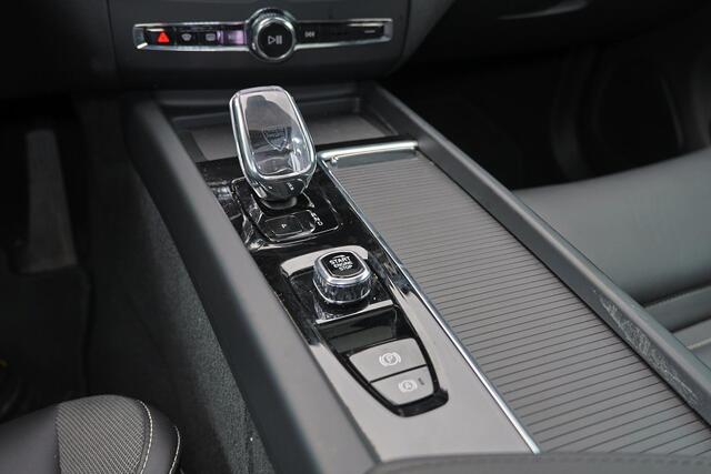 Volvo XC60 T8 Recharge AWD Plus Black Edition - Panorama/schuifdak - IntelliSafe Assist & Surround - 360º Camera - Harman/Kardon audio - Adaptieve LED koplampen - Verwarmde voorstoelen, stuur & achterbank - Parkeersensoren voor & achter - Elektr. bedienb. voorstoele