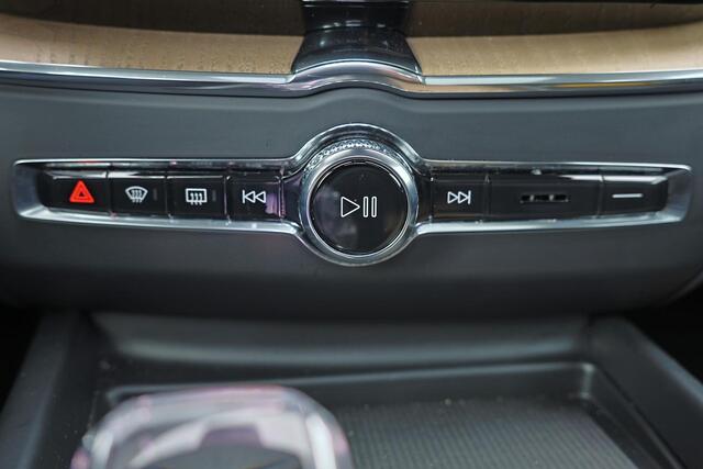 Volvo XC60 T6 Recharge AWD Plus Dark - Panorama/schuifdak - IntelliSafe Assist & Surround - 360º Camera - Harman/Kardon audio - Verwarmde voorstoelen, stuur & achterbank - Parkeersensoren voor & achter - Elektr. bedienb. voorstoelen met geheugen - Head up display -