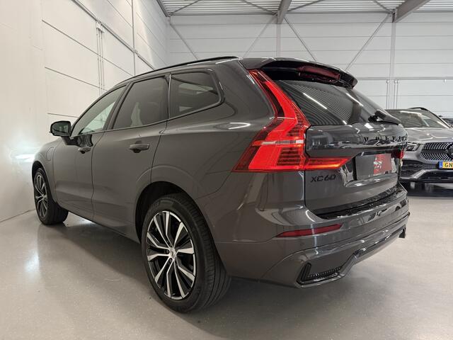 Volvo XC60 T6 Recharge AWD R-Design Long Range PLATINUM-GREY/PANO/TREKHAAK/20"/LEER-SPORT/ACC/PILOT-ASSIST/GOOGLE/2x MEMORY/BLACK-PACK/CRYSTAL-POOK/NET OH BEURT GEHAD BIJ VOLVO DEALER