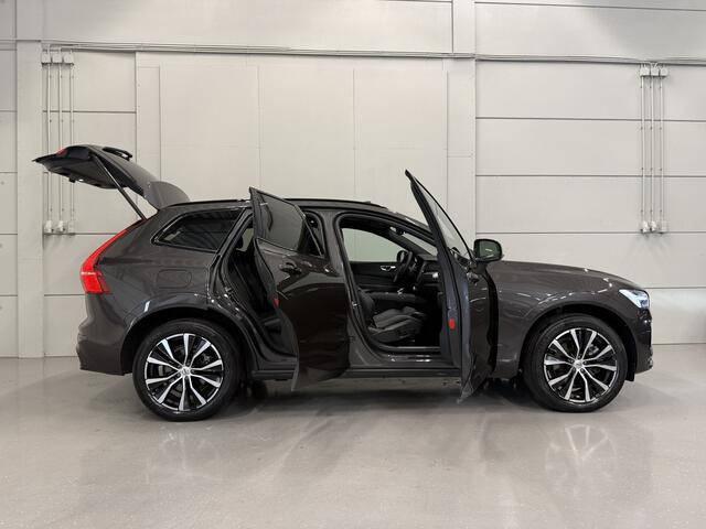 Volvo XC60 T6 Recharge AWD R-Design Long Range PLATINUM-GREY/PANO/TREKHAAK/20"/LEER-SPORT/ACC/PILOT-ASSIST/GOOGLE/2x MEMORY/BLACK-PACK/CRYSTAL-POOK/NET OH BEURT GEHAD BIJ VOLVO DEALER