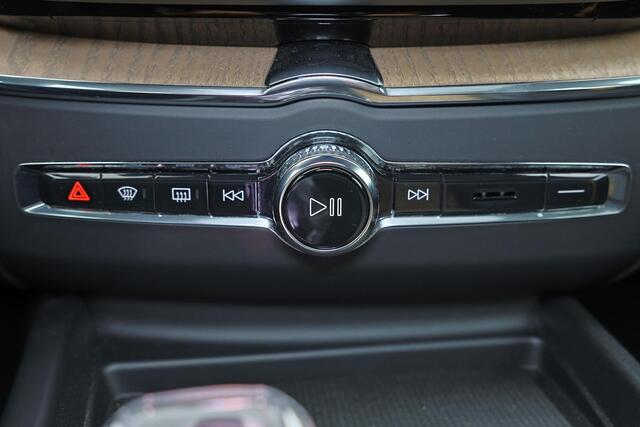 Volvo XC60 T6 Recharge AWD Plus Dark - Panorama/schuifdak - IntelliSafe Assist & Surround - 360º Camera - Harman/Kardon audio - Verwarmde voorstoelen, stuur & achterbank - Parkeersensoren voor & achter - Elektr. bedienb. voorstoelen met geheugen - Head up display -