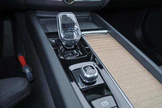 Volvo XC60 T6 Recharge AWD Plus Dark - Panorama/schuifdak - IntelliSafe Assist & Surround - 360º Camera - Harman/Kardon audio - Verwarmde voorstoelen, stuur & achterbank - Parkeersensoren voor & achter - Elektr. bedienb. voorstoelen met geheugen - Head up display -