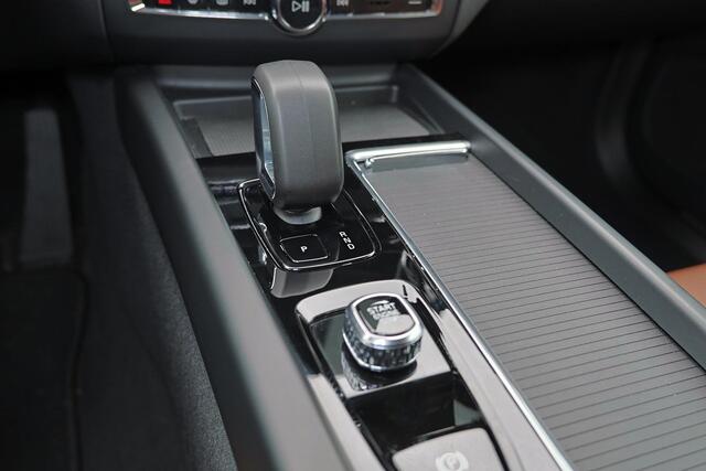 Volvo XC60 T6 Recharge AWD Essential -- IntelliSafe Assist & Surround - Achteruitrijcamera - Lederen bekleding - Verwarmde voorstoelen, stuur & achterbank - Parkeersensoren voor & achter - Extra getint glas - 19' LMV