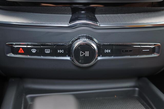 Volvo XC60 T6 Recharge AWD Essential -- IntelliSafe Assist & Surround - Achteruitrijcamera - Lederen bekleding - Verwarmde voorstoelen, stuur & achterbank - Parkeersensoren voor & achter - Extra getint glas - 19' LMV
