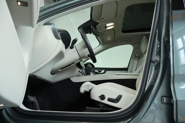 Volvo XC60 T8 Plug-in hybrid AWD Ultra Dark | Luchtvering | Nappa Lederen Bekleding | Stoel Massage | Stoelventilatie | Semi-Electrische Wegklapbare Trekhaak | 360° Parkeercamera | Parkeersensoren voor + achter | Parkeerverwarming |