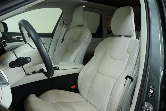 Volvo XC60 T8 Plug-in hybrid AWD Ultra Dark | Luchtvering | Nappa Lederen Bekleding | Stoel Massage | Stoelventilatie | Semi-Electrische Wegklapbare Trekhaak | 360° Parkeercamera | Parkeersensoren voor + achter | Parkeerverwarming |