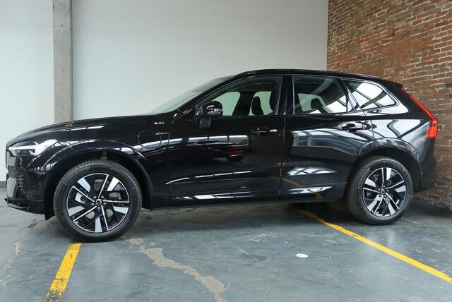Volvo XC60 T6 Plug-in hybrid AWD Plus Dark | Head-Up display | Semi-Electrische Wegklapbare trekhaak | 360° Parkeercamera | Parkeersensoren voor + achter | Google infotainment | Parkeerverwarming | Panoramadak |