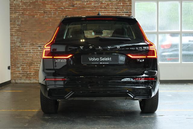 Volvo XC60 T6 Plug-in hybrid AWD Plus Dark | Head-Up display | Semi-Electrische Wegklapbare trekhaak | 360° Parkeercamera | Parkeersensoren voor + achter | Google infotainment | Parkeerverwarming | Panoramadak |