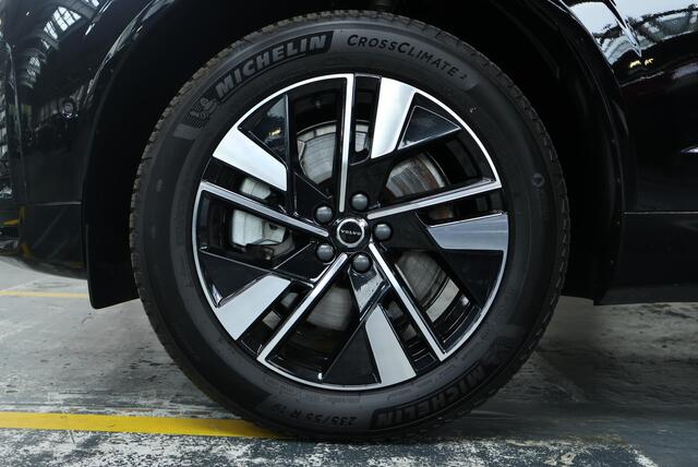 Volvo XC60 T6 Plug-in hybrid AWD Plus Dark | Head-Up display | Semi-Electrische Wegklapbare trekhaak | 360° Parkeercamera | Parkeersensoren voor + achter | Google infotainment | Parkeerverwarming | Panoramadak |
