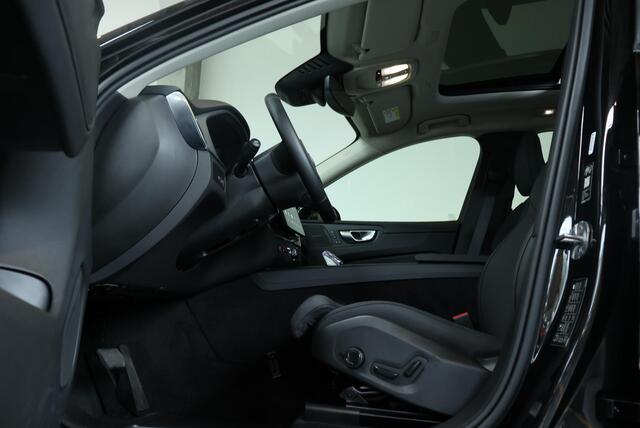 Volvo XC60 T6 Plug-in hybrid AWD Plus Dark | Head-Up display | Semi-Electrische Wegklapbare trekhaak | 360° Parkeercamera | Parkeersensoren voor + achter | Google infotainment | Parkeerverwarming | Panoramadak |