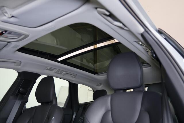 Volvo XC60 T6 Recharge AWD Plus Dark - Panorama/schuifdak - IntelliSafe Assist & Surround - 360º Camera - Verwarmde voorstoelen, stuur & achterbank - Parkeersensoren voor & achter - Elektr. bedienb. voorstoelen met geheugen - Draadloze tel. lader - Inklapbare trekha
