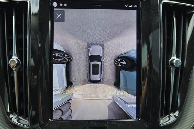 Volvo XC60 T6 Recharge AWD Plus Dark - Panorama/schuifdak - IntelliSafe Assist & Surround - 360º Camera - Verwarmde voorstoelen, stuur & achterbank - Parkeersensoren voor & achter - Elektr. bedienb. voorstoelen met geheugen - Draadloze tel. lader - Inklapbare trekha