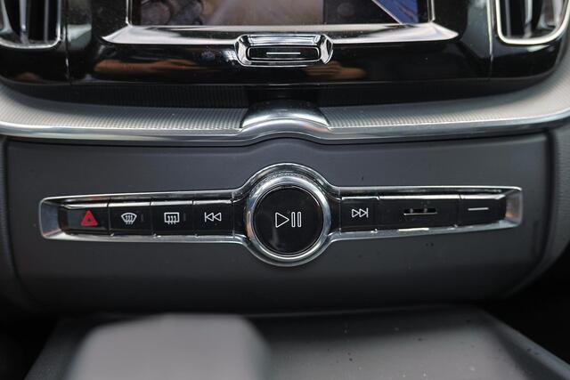 Volvo XC60 T6 Recharge AWD Plus Dark - Panorama/schuifdak - IntelliSafe Assist & Surround - 360º Camera - Verwarmde voorstoelen, stuur & achterbank - Parkeersensoren voor & achter - Elektr. bedienb. voorstoelen met geheugen - Draadloze tel. lader - Inklapbare trekha